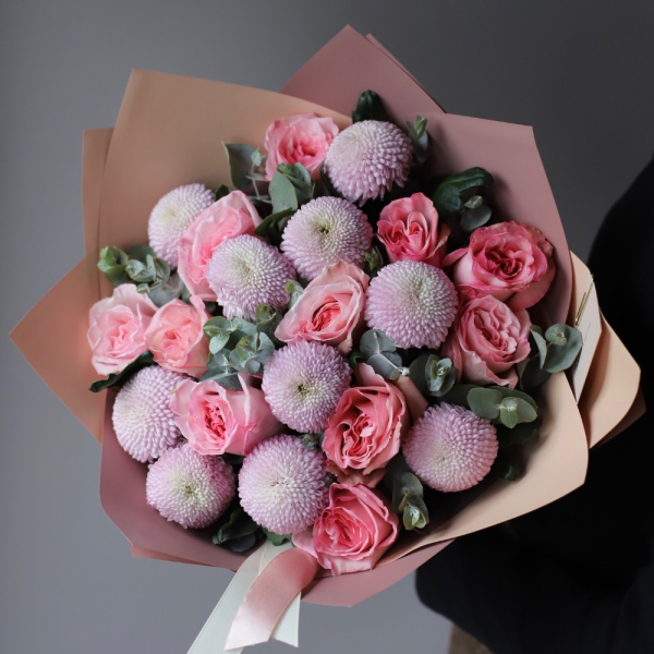 Букет из пионовидных роз и хризантем - Размер M 