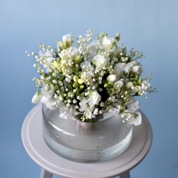 Ландыши с весенними цветами в вазе - Размер M 