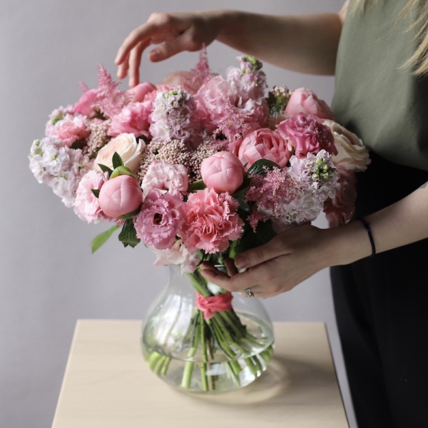 Букет из сезонных цветов в вазе Розовый - Размер M
