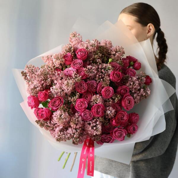 Букет из кустовых пионовидных роз и сирени, темный - Размер M