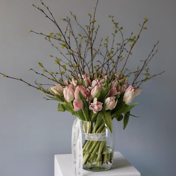 Букет из тюльпанов и весенних веток в вазе - Размер S