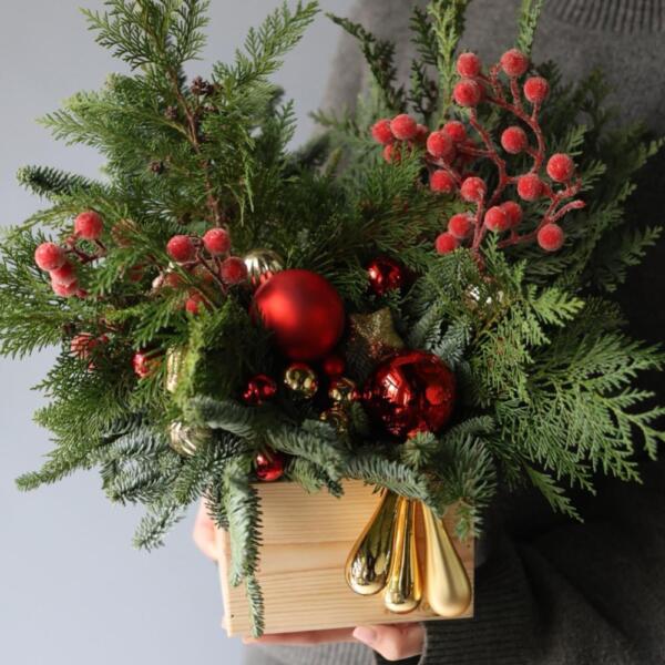 Новогодняя композиция в деревянном ящике, гамма "Красно-золотая" -  Размер S