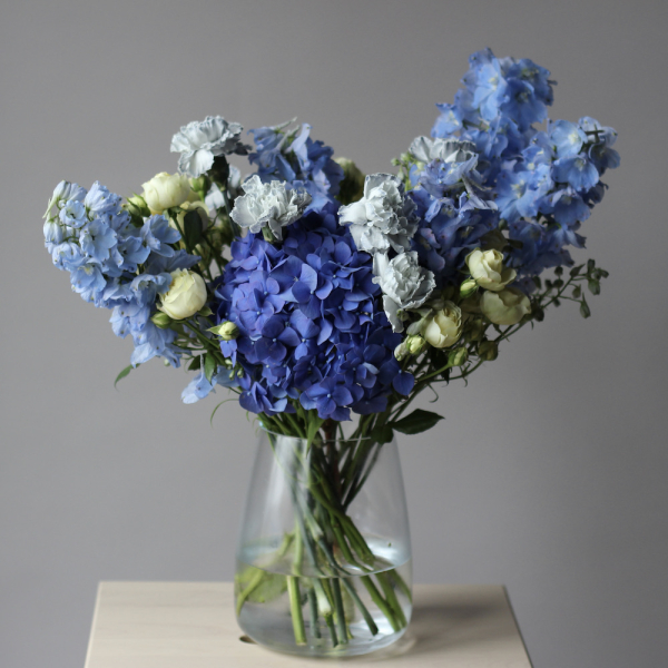 Букет из сезонных цветов в вазе Небесно-голубой - Размер M