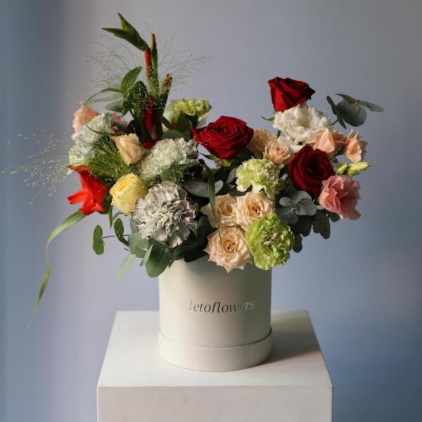 Букет Сюрприз в шляпной коробке, нежный - Размер S