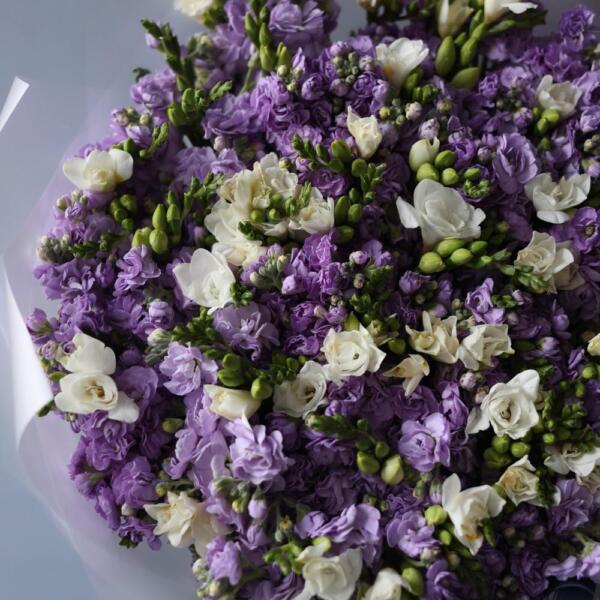 Букет из фрезии и маттиолы - Размер L