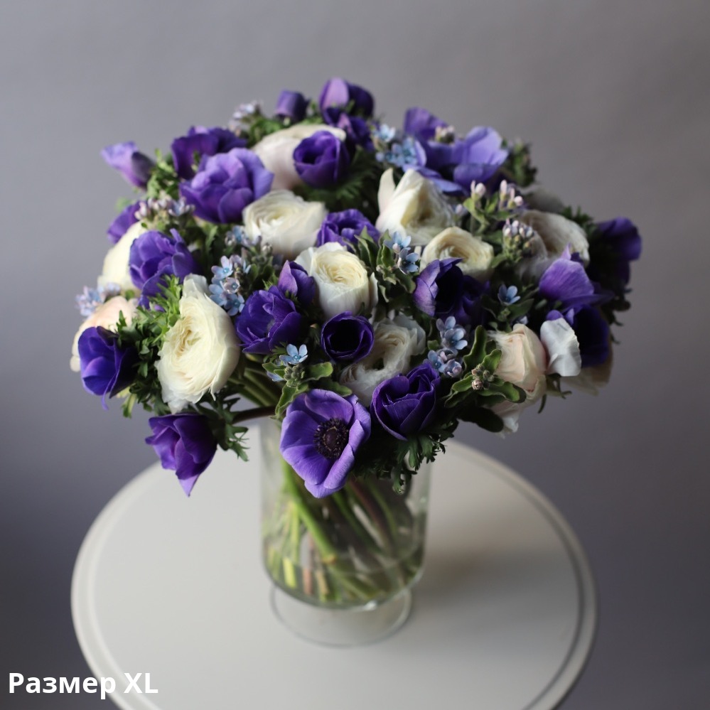 Букет из анемон, ранункулюсов и оксипеталума в вазе - заказать доставку  цветов в Москве от Leto Flowers
