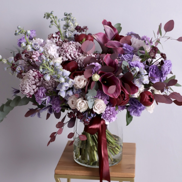 Букет из сезонных цветов в вазе Лавандовый - Размер XL