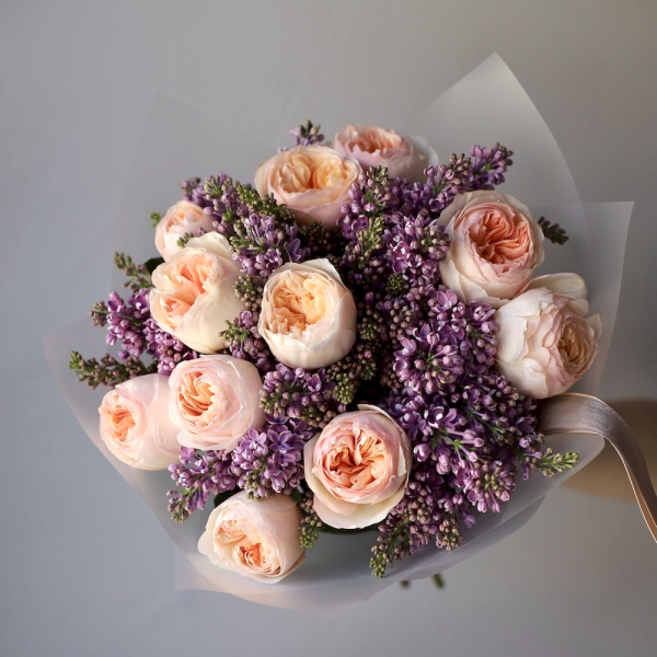 Букет из пионовидных роз и фиолетовой сирени - Размер M 