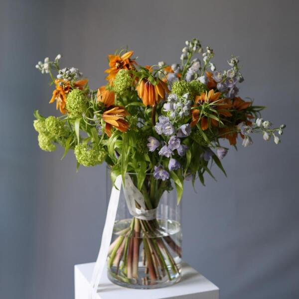 Букет из вибурнума, дельфиниума и фрителярий - Размер L ( в вазе )