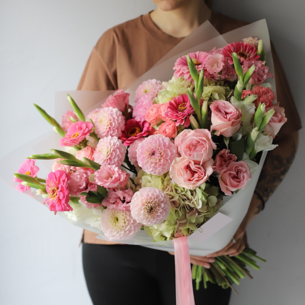 Авторский букет Розовый из сезонных цветов - Размер L