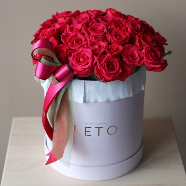Букет из малиновых роз в шляпной коробке - Размер M