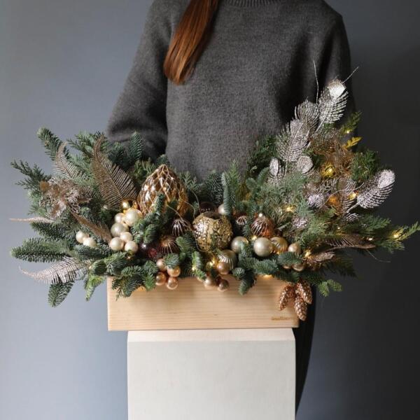 Новогодняя композиция в деревянном ящике, гамма "Брызги шампанского" - Размер L с Гирляндой