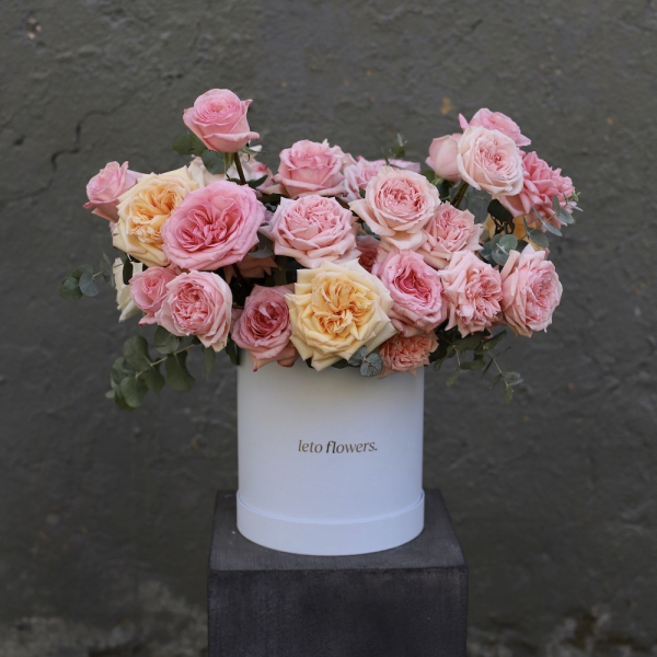 Букет "Розовый сад"  в шляпной коробке - Размер L