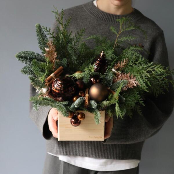 Новогодняя композиция в деревянном ящике, гамма "Кофе с корицей" -  Размер S