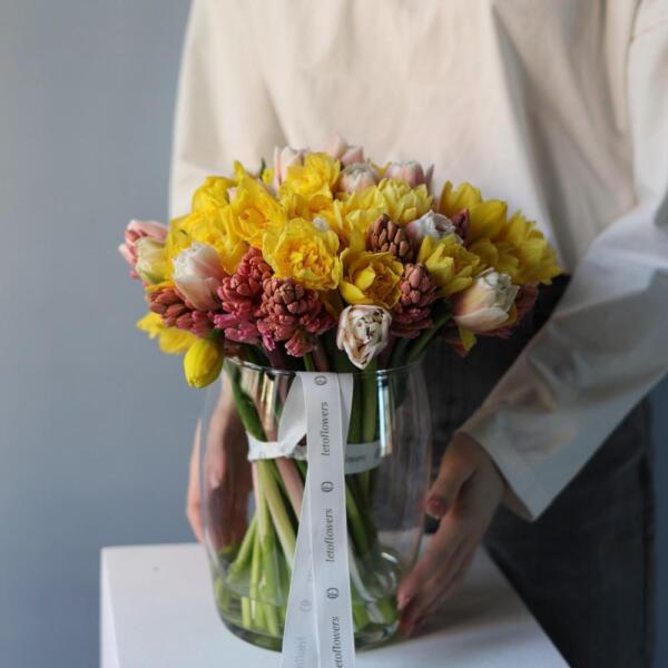 Букет из нарциссов, тюльпанов и гиацинтов в вазе - Размер M