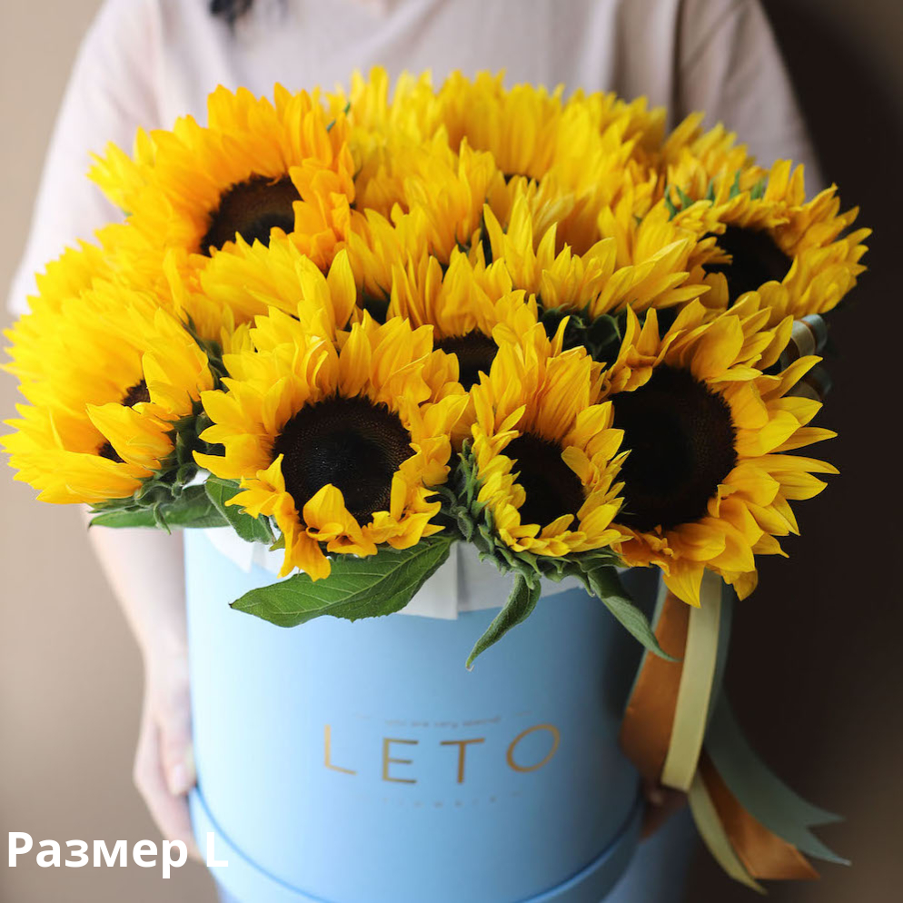 Букет из подсолнухов в шляпной коробке - заказать доставку цветов в Москве  от Leto Flowers