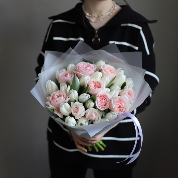 Букет из пионовидных роз и тюльпанов - Размер S