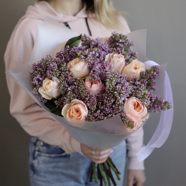 Букет из пионовидных роз и фиолетовой сирени -  Размер M 
