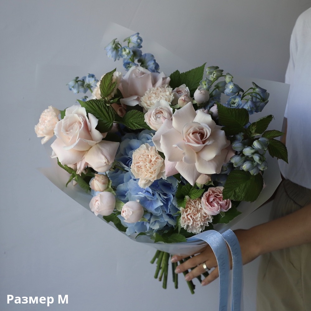 Букет Сюрприз из сезонных цветов на вкус флориста, нежный - заказать  доставку цветов в Москве от Leto Flowers
