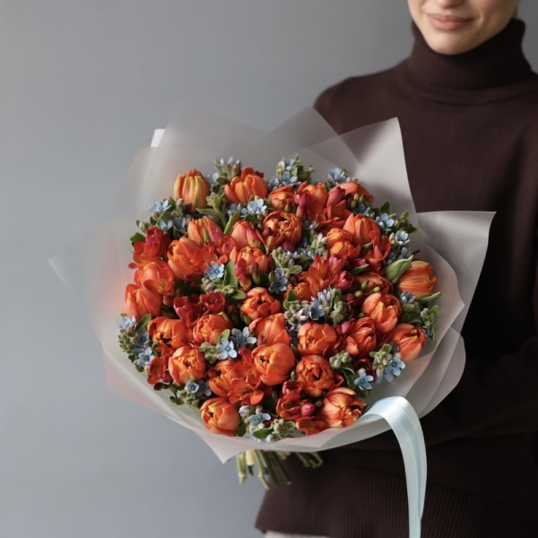Букет из тюльпанов, оксипеталума и фрезии - Размер M