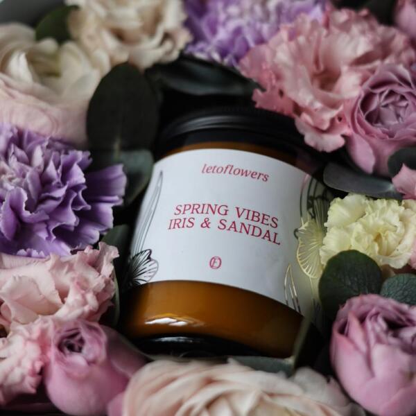 Шляпная коробка с цветами и ароматической свечой - Размер M