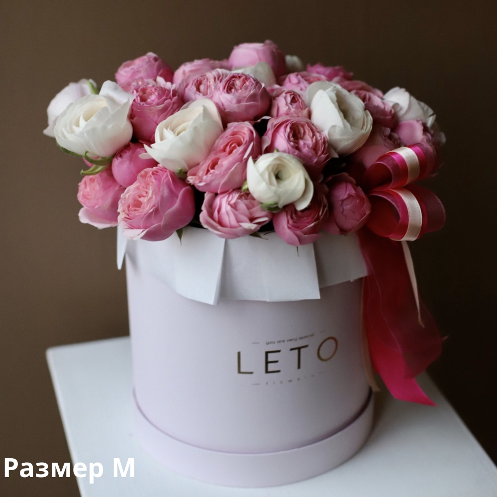 Букет из ранункулюсов и кустовых пионовидных роз в шляпной коробке -  заказать доставку цветов в Москве от Leto Flowers