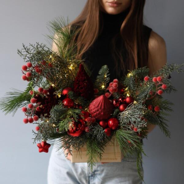 Новогодняя композиция в ящике, гамма  "Красный бархат" - Размер S с Гирляндой