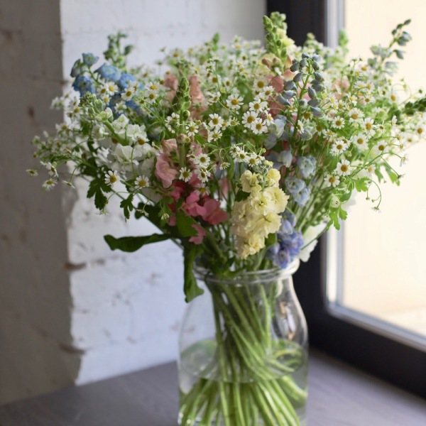 Букет из сезонных цветов в вазе Полевой -  Размер L 