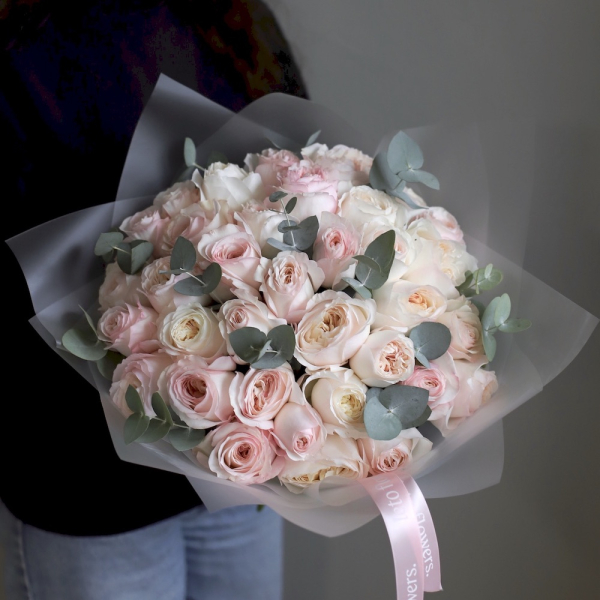 Букет из пионовидных роз Дэвида Остина Кейра - 23 розы с зеленью 