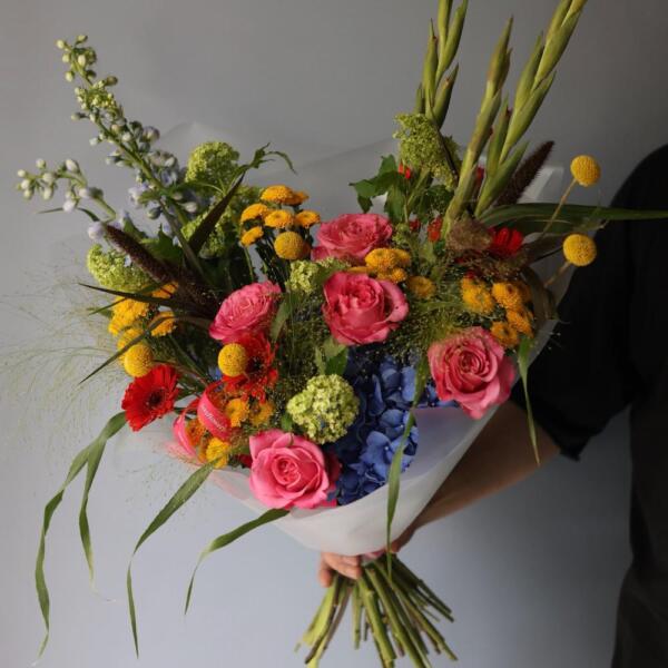 Букет Сюрприз из сезонных цветов на вкус флориста, яркий - Размер L