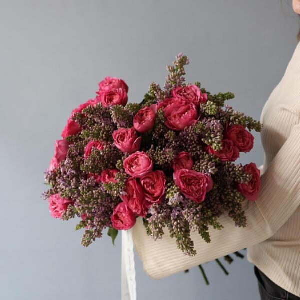 Букет из кустовых пионовидных роз и сирени, темный - Размер M