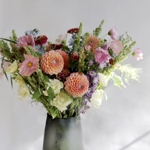 Букет из сезонных цветов в вазе Акварельный - Размер L