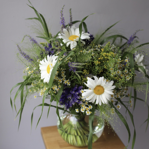 Букет из сезонных цветов в вазе Полевой -  Размер M 