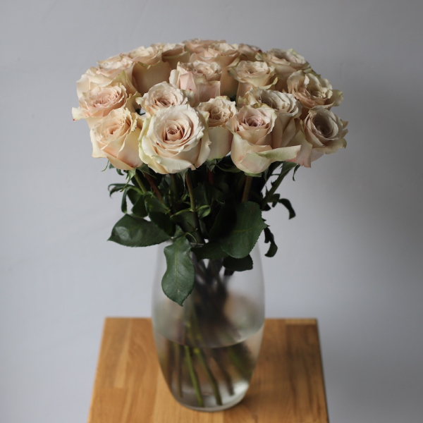 Букет из пудровых роз в вазе - 19 роз
