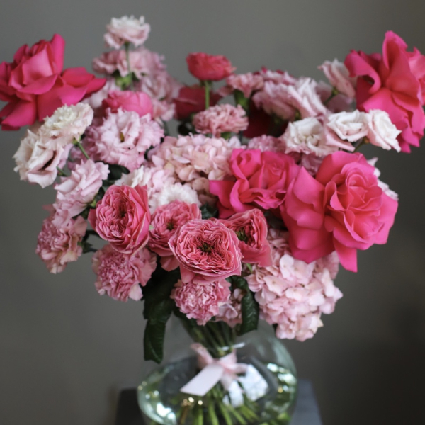 Букет из сезонных цветов в вазе Ягодный -  Размер L 