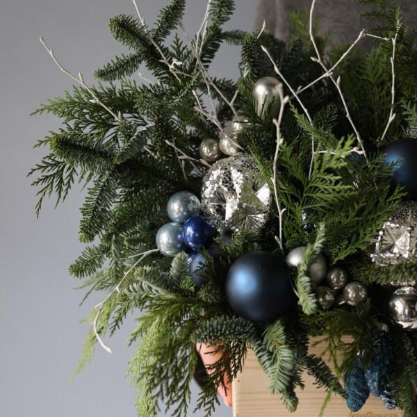 Новогодняя композиция в деревянном ящике, гамма "Синий иней" -  Размер S