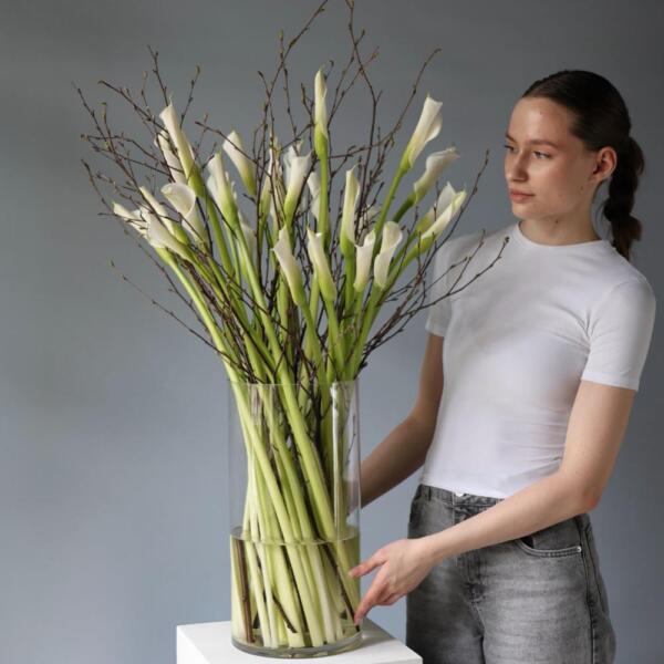 Букет из калл и весенних веток в вазе - Размер M