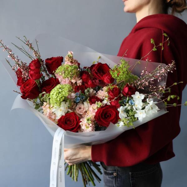 Букет Сюрприз из сезонных цветов на вкус флориста, яркий - Размер M