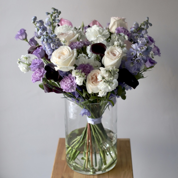 Букет из сезонных цветов в вазе Лавандовый - Размер M