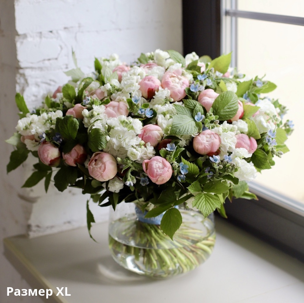 Букет из пионов, маттиолы и оксипеталума в вазе - заказать доставку цветов  в Москве от Leto Flowers
