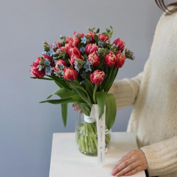 Букет из тюльпанов и оксипеталума в вазе - Размер S