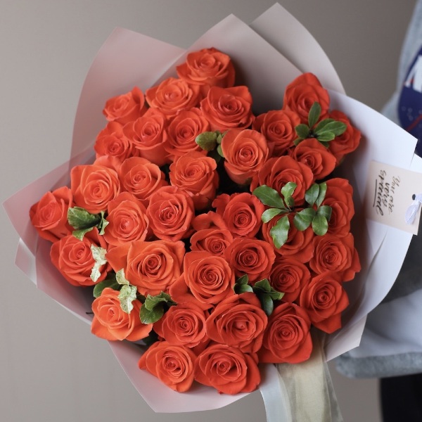Букет из оранжевых роз - 29 роз с зеленью