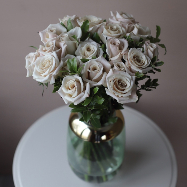 Букет из пудровых роз в вазе - 25 роз с зеленью