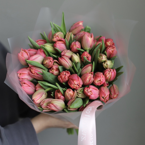 Букет из ярко-розовых тюльпанов - 49 тюльпанов