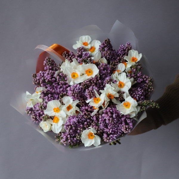 Букет из сирени и нарциссов - Размер M