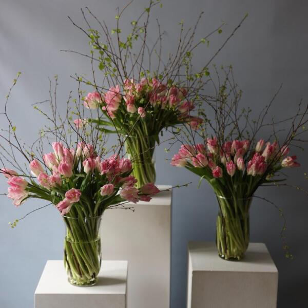Букет из тюльпанов и весенних веток в вазе - Размер S