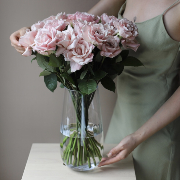 Букет из пудровых роз в вазе - 29 роз 