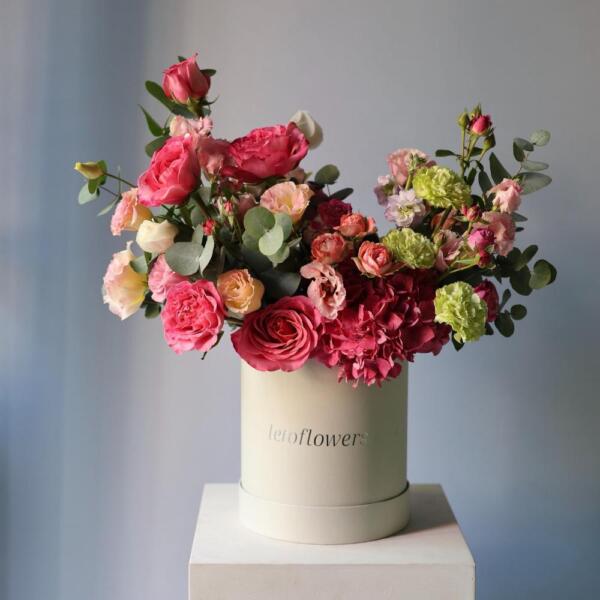 Букет Сюрприз в шляпной коробке, нежный - Размер S