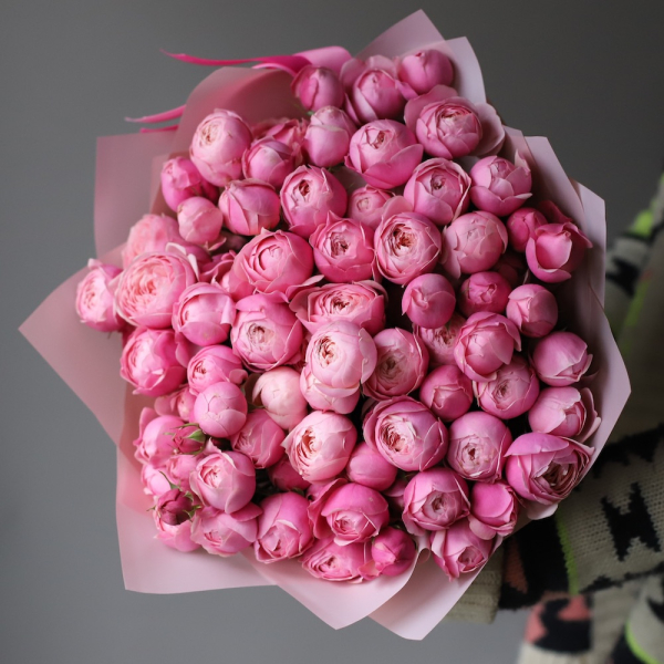 Букет из кустовых пионовидных роз Сильва Пинк - 29 кустовых роз с зеленью 