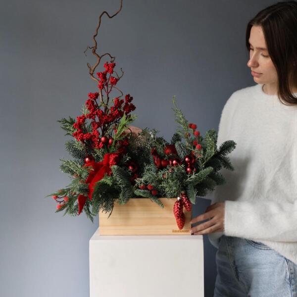 Новогодняя композиция в деревянном ящике, гамма  "Красный бархат" - Размер M